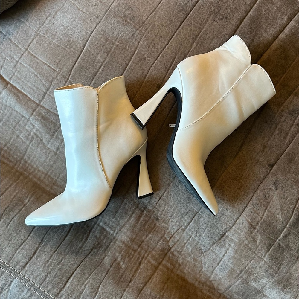 Nine West Torrie Boots, White, Size 9